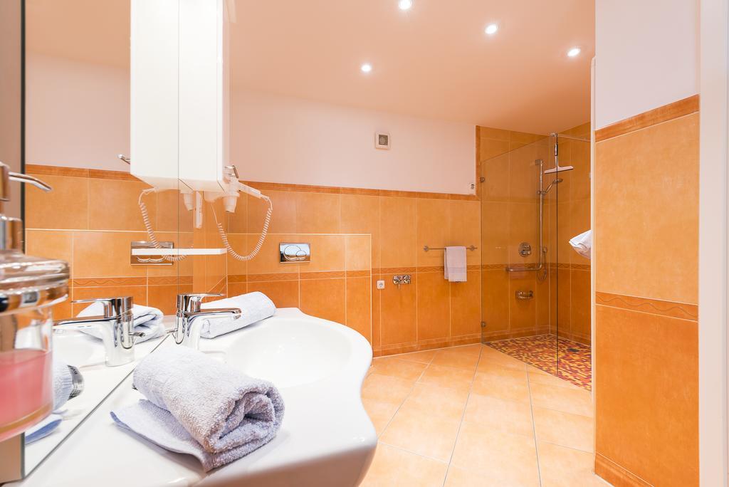 Hotel Boddenhus Garni Zingst Bagian luar foto